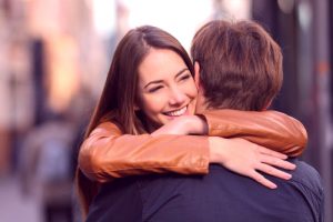 Leia mais sobre o artigo ▷ Sonhar Abraçando Alguém 【Significa Morte?】