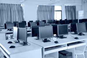 Leia mais sobre o artigo ▷ Sonhar Com Computador 【É Mau Presságio?】