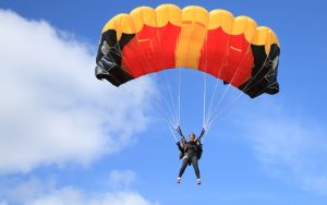 Leia mais sobre o artigo ▷ Sonhar Com Paraquedas 【Indica Sorte?】