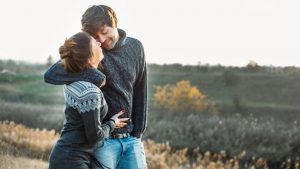 Leia mais sobre o artigo ▷ 75 Legendas Para Foto Com Namorada Com Trecho de Música