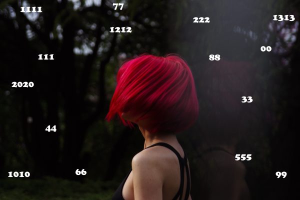 mulher de cabelo vermelho - números retidos em volta dela