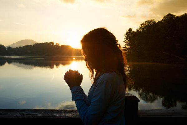 You are currently viewing ▷ 10 Orações Da Manhã Poderosas Para Ter Um Dia Abençoado