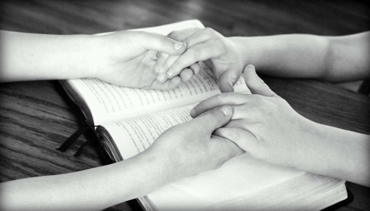 mãos juntas fazendo oração do credo