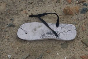 Leia mais sobre o artigo ▷ Sonhar Com Chinelo Quebrado – Significados Reveladores