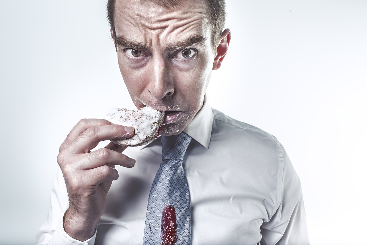 foto de um homem comendo bolacha