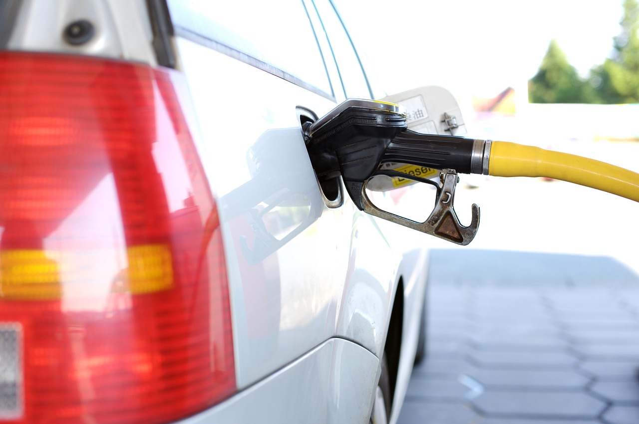 carro no posto de gasolina sendo abastecido