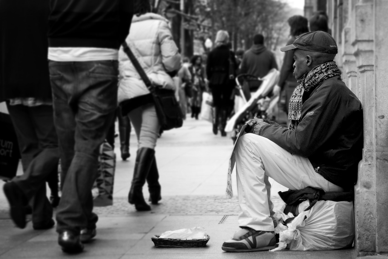 mendigo sentado na rua pedindo dinheiro