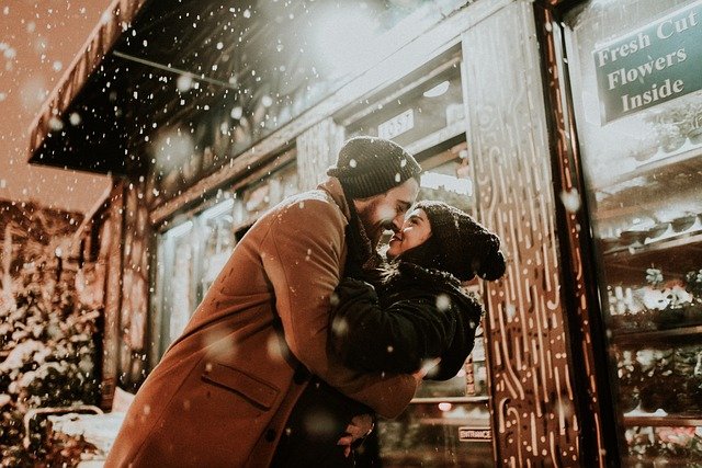 casal se beijando na neve