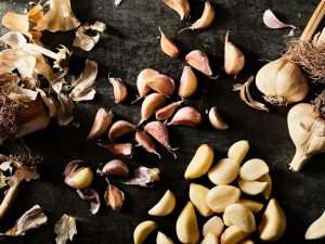 Leia mais sobre o artigo Simpatia Do Alho Debaixo Do Móvel Para Trazer o Amor De Volta