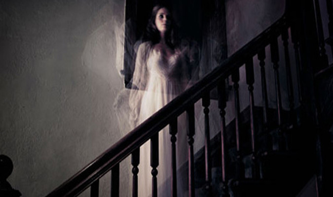 espírito de uma mulher na escada
