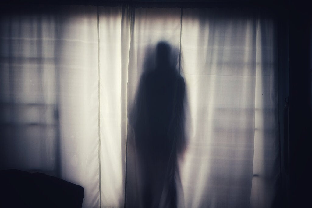 fantasma atrás da cortina a noite