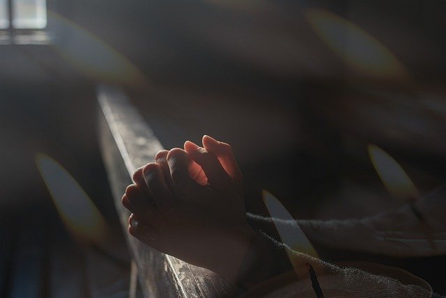 mãos juntas orando