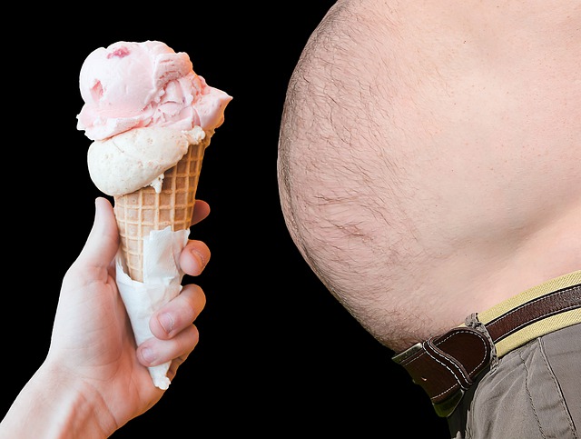 um sorvete e uma barriga de homem obeso