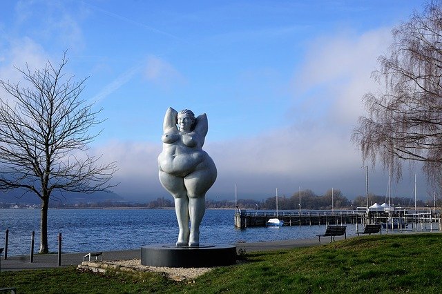 estátua de uma mulher obesa