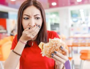 Leia mais sobre o artigo Qual o Significado Espiritual De Encontrar Cabelo Na Comida? É feitiçaria?