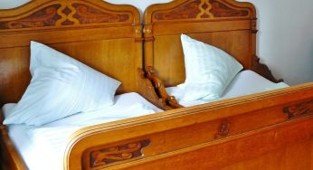 Sonhar com cama de madeira