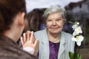 Leia mais sobre o artigo <strong>Sonhar com avó que já morreu (13 Significados Espirituais)</strong>