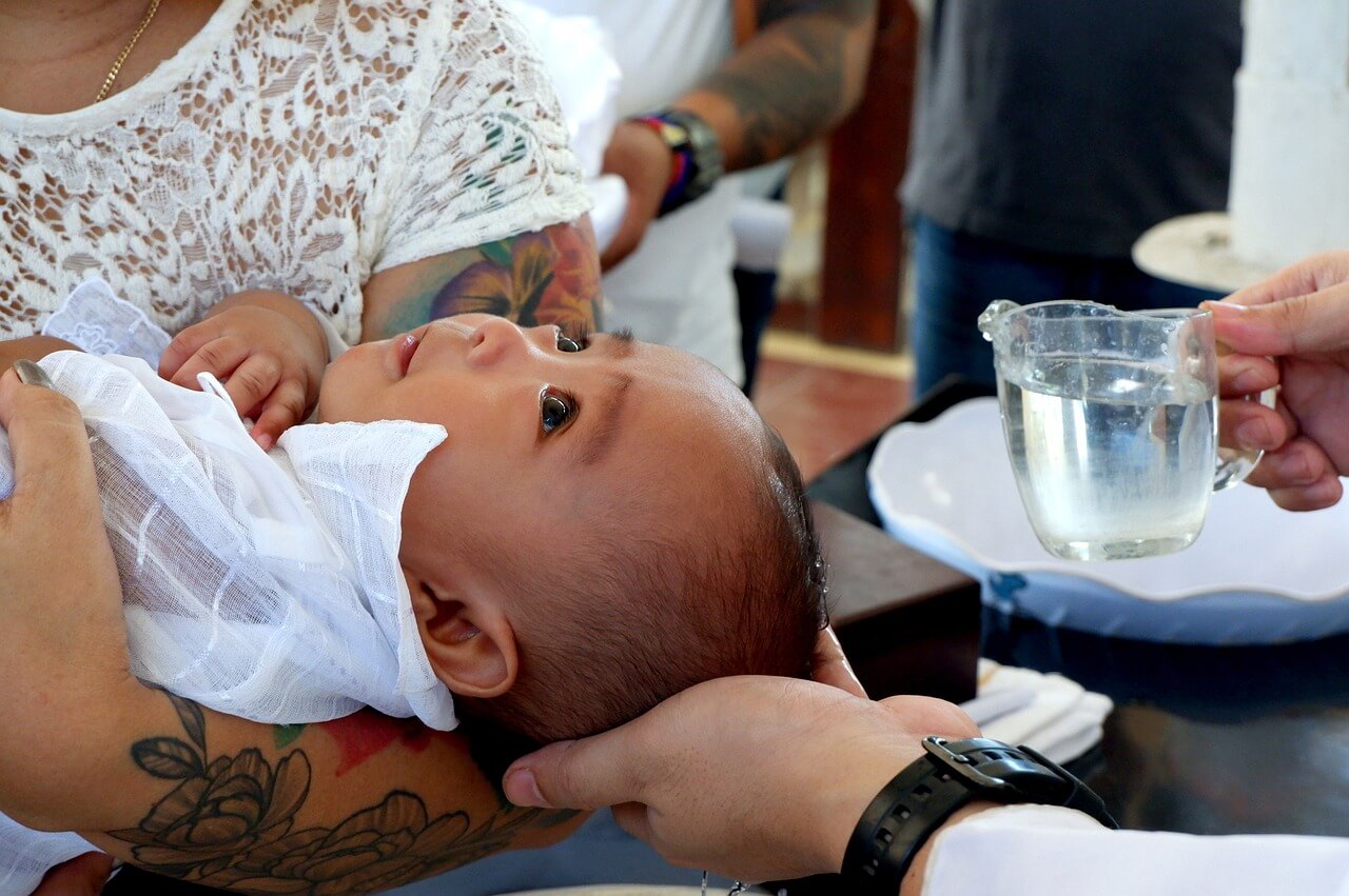 bebê sendo batizado na igreja