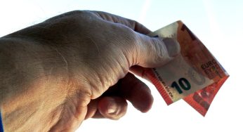 <strong>Sonhar dando dinheiro a alguém – Significados</strong>